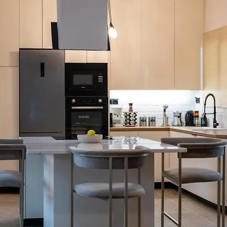 Luxury Penthouse Apartment *