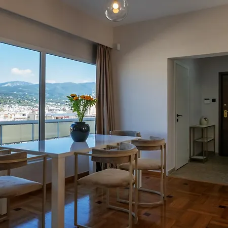 Luxury Penthouse كالاماتا