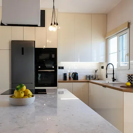 Luxury Penthouse شقة كالاماتا