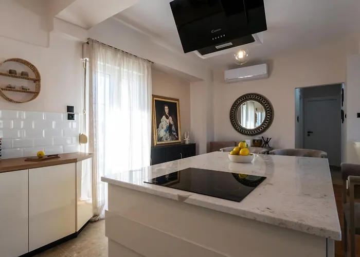 Luxury Penthouse كالاماتا
