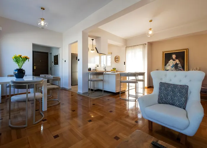 Luxury Penthouse شقة *