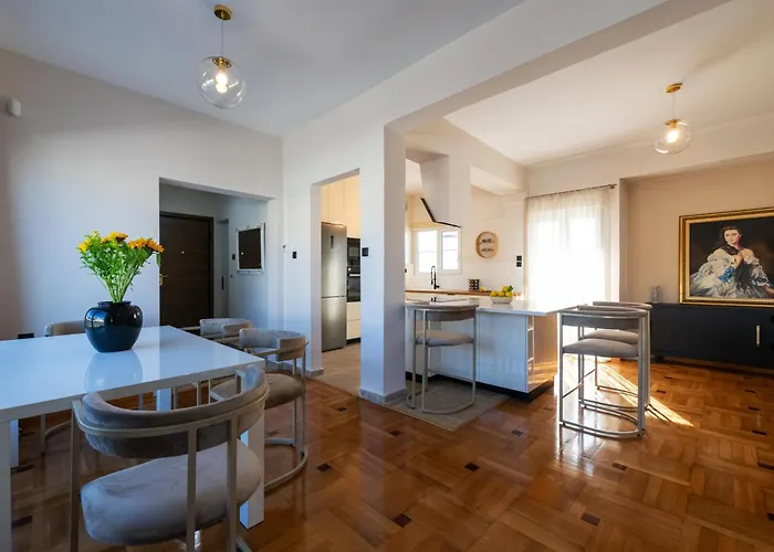 Luxury Penthouse شقة كالاماتا